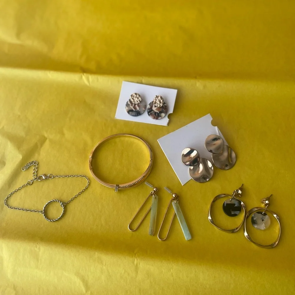 6 Jewelry Pieces Bundle from H&M Gold Classic - Picture 3 of 10